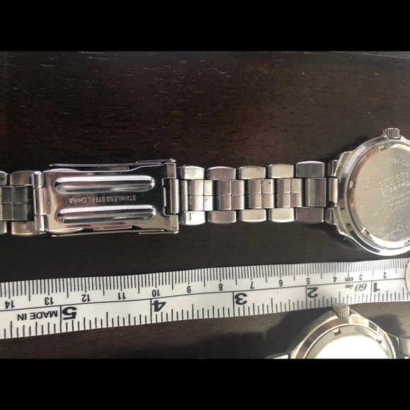 (2) Beautiful Vintage GUESS Waterpro Watches ⌚️ - Picture 9 of 9